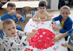 Dzieci wykonują pracę plastyczną - pizzę