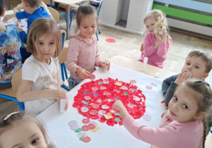 Dzieci wykonują pracę plastyczną - pizzę