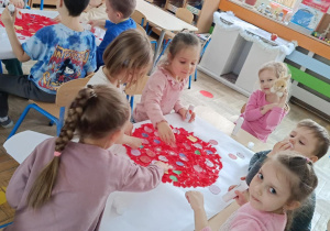 Dzieci wykonują pracę plastyczną - pizzę