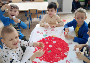 Dzieci wykonują pracę plastyczną - pizzę