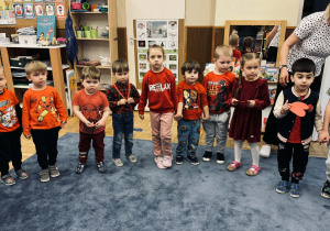 Zdjęcie przedstawia dzieci na balu walentynkowym