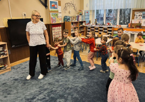 Zdjęcie przedstawia dzieci na balu walentynkowym