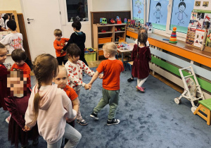 Zdjęcie przedstawia dzieci na balu walentynkowym