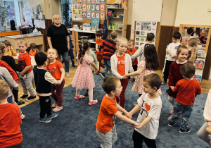 Zdjęcie przedstawia dzieci na balu walentynkowym