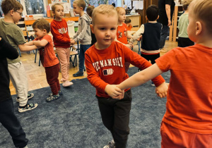 Zdjęcie przedstawia dzieci na balu walentynkowym