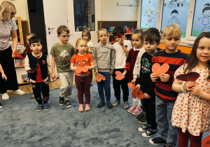 Zdjęcie przedstawia dzieci na balu walentynkowym