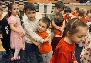 Zdjęcie przedstawia dzieci na balu walentynkowym