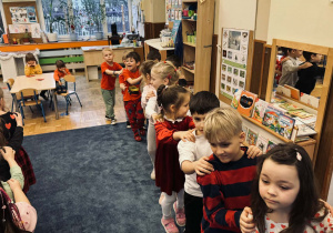 Zdjęcie przedstawia dzieci na balu walentynkowym