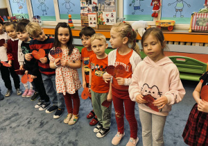 Zdjęcie przedstawia dzieci na balu walentynkowym