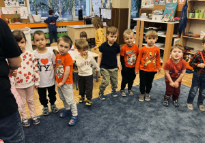 Zdjęcie przedstawia dzieci na balu walentynkowym