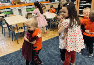 Zdjęcie przedstawia dzieci na balu walentynkowym