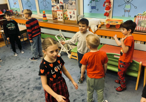 Zdjęcie przedstawia dzieci na balu walentynkowym