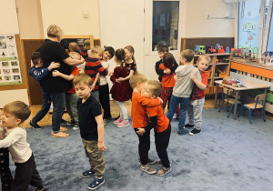 Zdjęcie przedstawia dzieci na balu walentynkowym