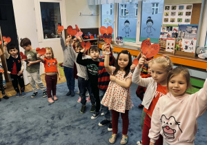 Zdjęcie przedstawia dzieci na balu walentynkowym