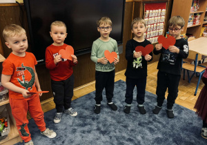 Zdjęcie przedstawia dzieci na balu walentynkowym