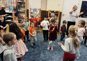 Zdjęcie przedstawia dzieci na balu walentynkowym