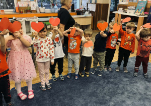 Zdjęcie przedstawia dzieci na balu walentynkowym