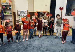 Zdjęcie przedstawia dzieci na balu walentynkowym