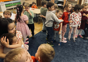 Zdjęcie przedstawia dzieci na balu walentynkowym