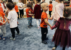 Zdjęcie przedstawia dzieci na balu walentynkowym