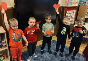 Zdjęcie przedstawia dzieci na balu walentynkowym