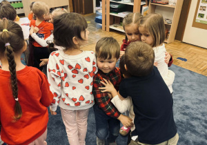 Zdjęcie przedstawia dzieci na balu walentynkowym