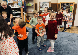 Zdjęcie przedstawia dzieci na balu walentynkowym