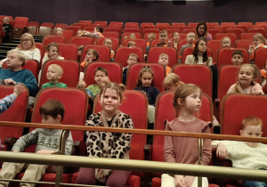Dzieci siedzące na widowni teatru
