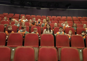 Dzieci siedzące na widowni teatru