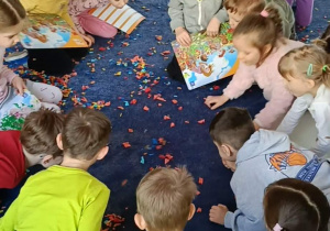 Dzieci dmuchają w kolorowe bibułki