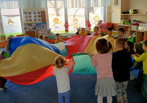 Zabawa kolorową chustą animacyjną