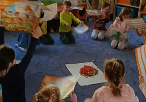 Dzieci machają podkładkami do malowania