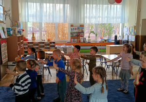 Dzieci ćwiczące układ taneczny przy tablicy multimedialnej