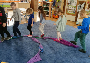 Spacer po szarfach ułożonych w cyfrę 6