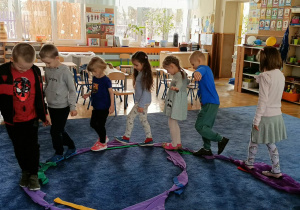 Spacer po szarfach ułożonych w cyfrę 6