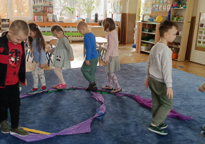 Spacer po szarfach ułożonych w cyfrę 6