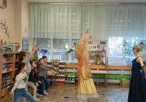 pokaz tańca kwiatów w wykonaniu baletnicy oraz uczestnictwo dzieci