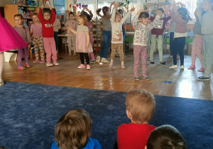 pokaz tańca kwiatów w wykonaniu baletnicy oraz uczestnictwo dzieci