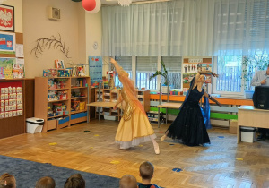 pokaz tańca kwiatów w wykonaniu baletnicy oraz uczestnictwo dzieci