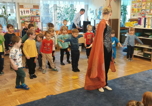 pokaz tańca kwiatów w wykonaniu baletnicy oraz uczestnictwo dzieci