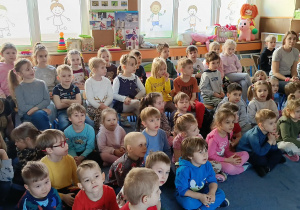 pokaz tańca kwiatów w wykonaniu baletnicy oraz uczestnictwo dzieci