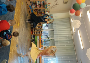 pokaz tańca kwiatów w wykonaniu baletnicy oraz uczestnictwo dzieci