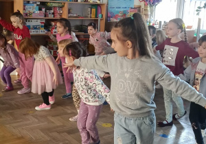 pokaz tańca kwiatów w wykonaniu baletnicy oraz uczestnictwo dzieci