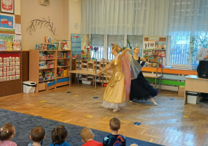 pokaz tańca kwiatów w wykonaniu baletnicy oraz uczestnictwo dzieci