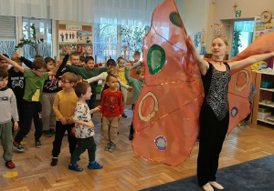 pokaz tańca kwiatów w wykonaniu baletnicy oraz uczestnictwo dzieci