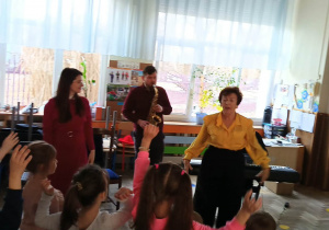 wspólny taniec przy dźwiękach saksofonu