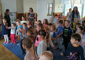 zabawy ruchowe przy dźwiękach muzyki klasycznej