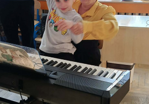 wspólne granie na klawiszach pod czujnym okiem Pani Grażynki