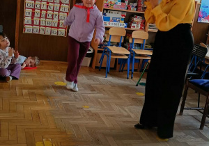 odtworzenie roli Czerwonego Kapturka w wykonaniu dziewczynki z grupy III