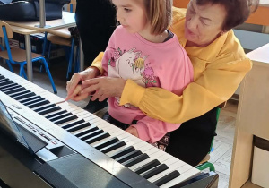 wspólne granie na klawiszach pod czujnym okiem Pani Grażynki